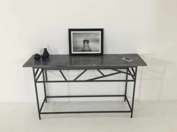 Console d'entrée ou de salon en marbre et métal, avec pied au design original, fabrication Française artisanale, haut de gamme et sur mesure.