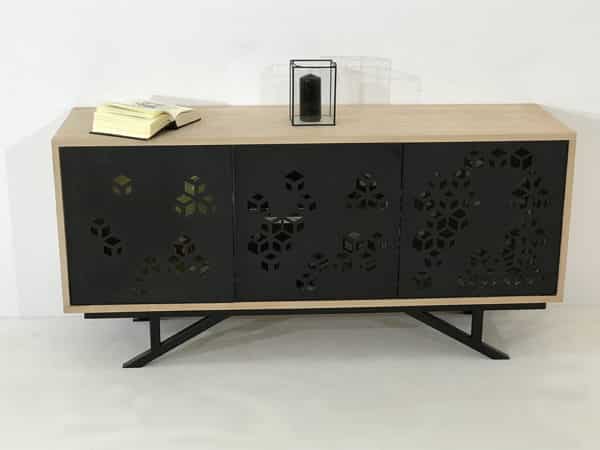 Buffet enfilade avec trois portes en métal ajouré