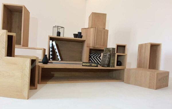 Présentation des différents modules en bois massif, au choix, destinés à composer votre propre meuble modulaire ou déstructuré afin qu'il s'adapte à votre intérieur.