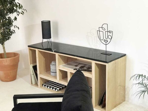 Le meuble SEVEN est présenté ici avec sur-plateau en marbre noir et sans piétement. Il est posé au sol. Nombreuses options de personnalisation possibles.