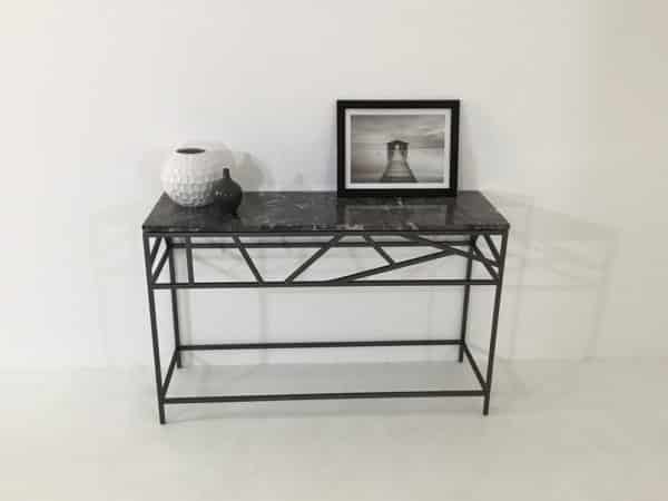 Vue de face de la console marbre et métal avec plateau en marbre gris.