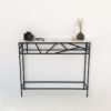 console design avec plateau en marbre blanc et piétement original en métal noir