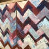 Zoom sur les portes en chêne massif avec le motif design à chevrons.