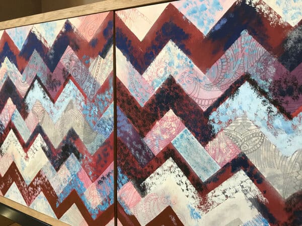 Zoom sur les portes en chêne massif avec le motif design à chevrons.