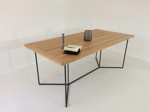 Table à manger, plateau bois et pied fin et minimaliste en métal