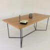 Table à manger, plateau bois et pied fin et minimaliste en métal