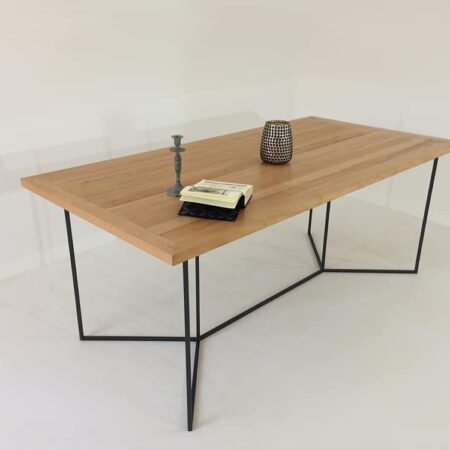 Table à manger, plateau bois et pied fin et minimaliste en métal