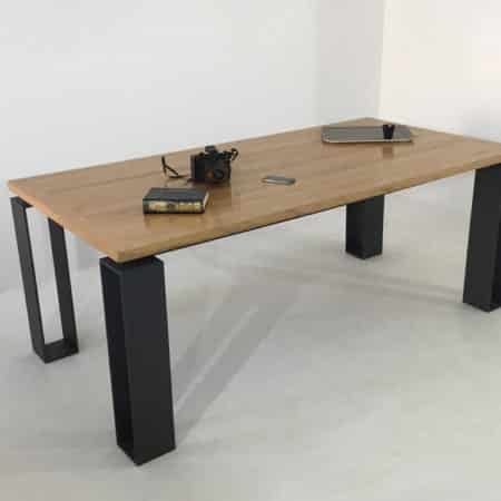 Table repas en bois massif et pied original en acier
