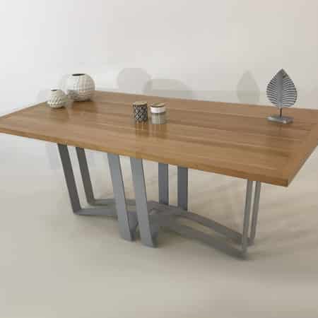 Table avec pied en métal original et plateau bois