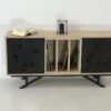 buffet-enfilade avec portes en métal ajouré entièrement personnalisable ou fabriqué sur-mesure.