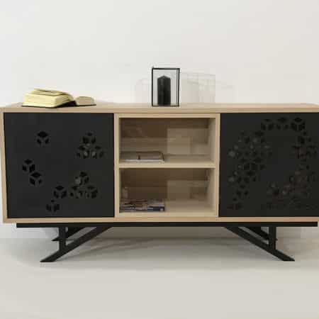 Meuble buffet de salon en bois de chêne massif, avec 2 portes en métal ajouré, au design Industriel Chic, création artisanale et originale made in France.