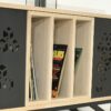Buffet sur-mesure avec portes en métal ajouré et module de rangement en chêne massif, entièrement personnalisable ou sur-mesure, made in France.