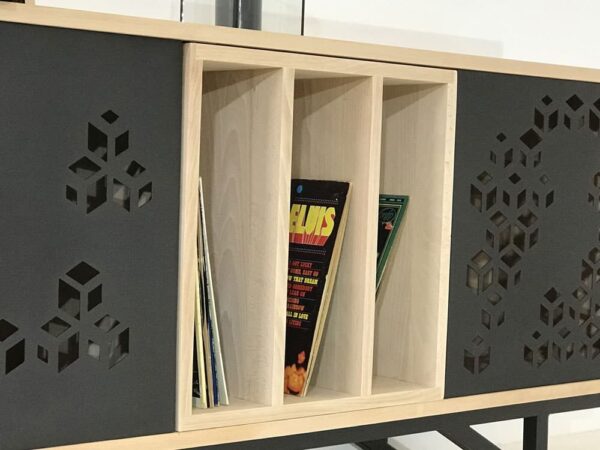 Buffet sur-mesure avec portes en métal ajouré et module de rangement en chêne massif, entièrement personnalisable ou sur-mesure, made in France.