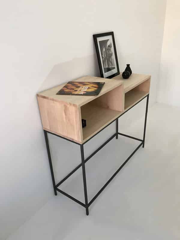 Cette console d'entrée avec son piétement de style minimaliste en métal est utilisable comme console ou meuble d'appoint dans toutes les pièces de la maison.