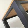 Vue de profil du pied de la table contemporaine Burton