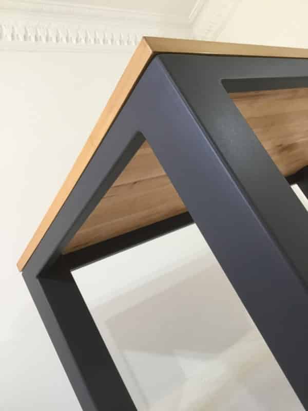 Vue de profil du pied de la table contemporaine Burton