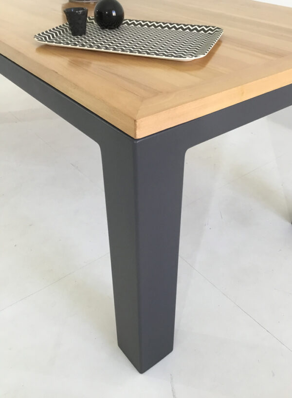Vue de côté de la table contemporaine bois BURTON