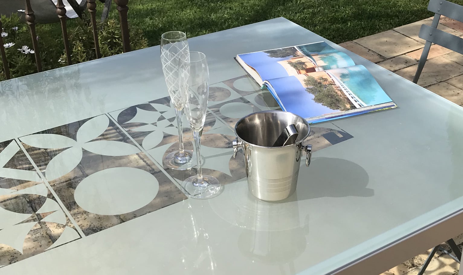 Table à manger en verre trempé sablé de motifs