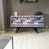 Meuble buffet de 3 portes, en chêne massif, fabrication artisanale originale made in France, piétement en acier modèle PMERF, motif à chevrons CHEYENNE.
