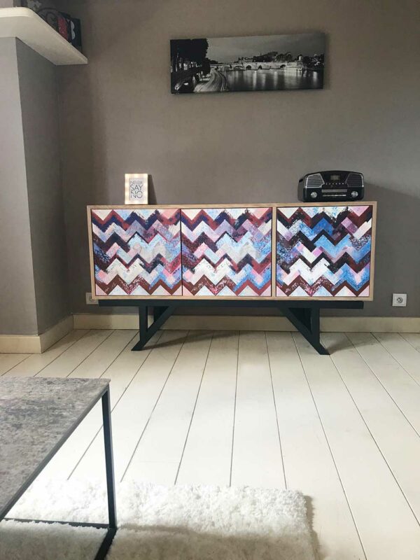 Meuble buffet de 3 portes, en chêne massif, fabrication artisanale originale made in France, piétement en acier modèle PMERF, motif à chevrons CHEYENNE.