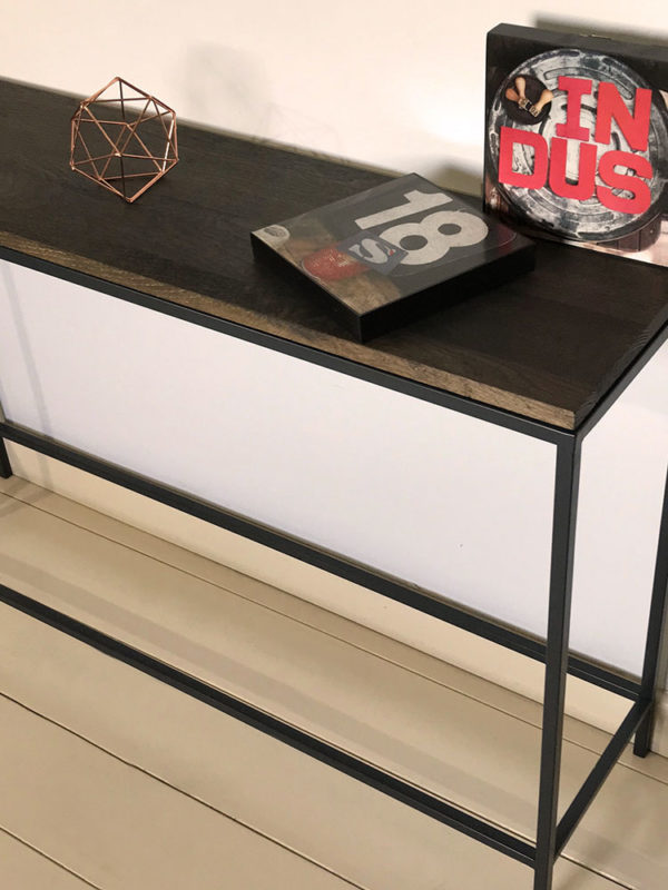 Meuble console de style minimaliste avec plateau en chêne massif