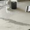 plateau en céramique marbre blanc avec veines grises aléatoires