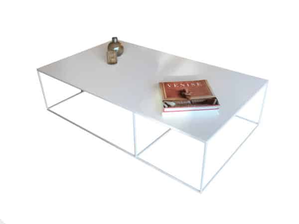 table basse blanche entièrement en métal avec peinture thermolaquée