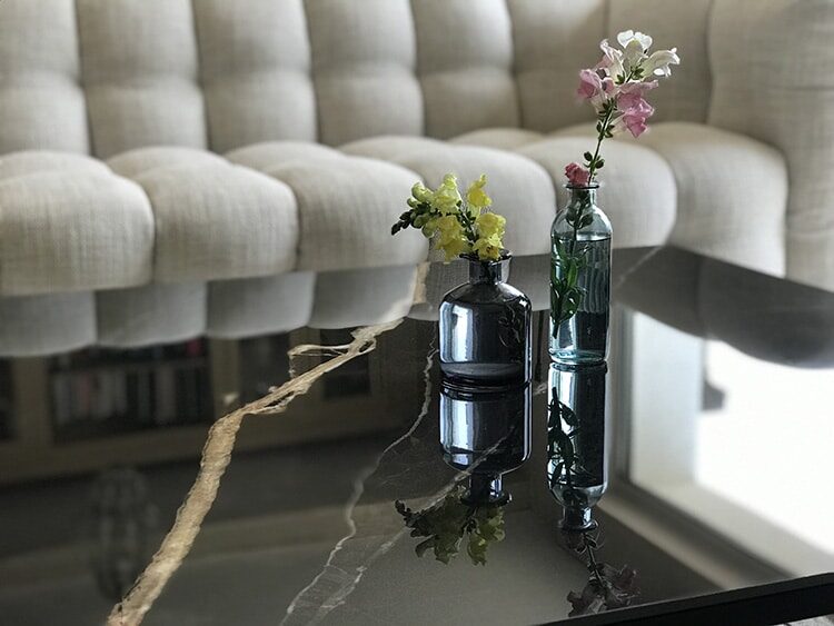 Détail du plateau en céramique Italienne haut de gamme effet marbre noir Calacatta avec veines aléatoires blanches et/ou ocres.
