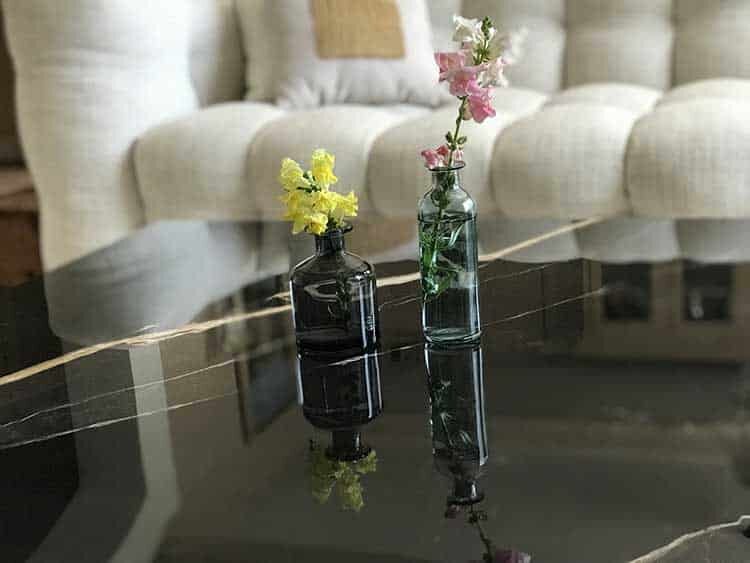 Table de salon avec plateau en céramique marbre noir Calacatta aux dimensions personnalisables suivant les besoins de chacun.