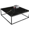 Table basse de salon carrée 100 cm x 100 cm avec plateau en céramique effet marbre noir et piétement en métal au design fin et minimaliste.