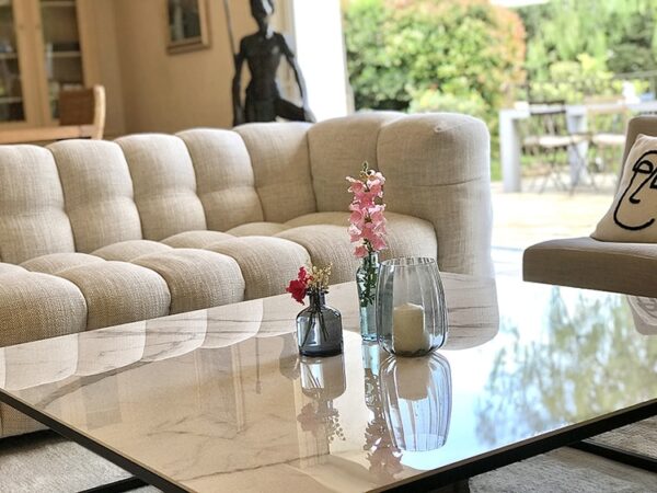 table basse de salon avec plateau en céramique italienne haut de gamme effet marbre blanc veiné de gris