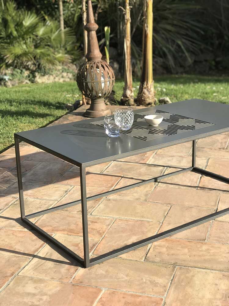 table de salon de jardin avec plateau au design original en acier ou inox ajouré.