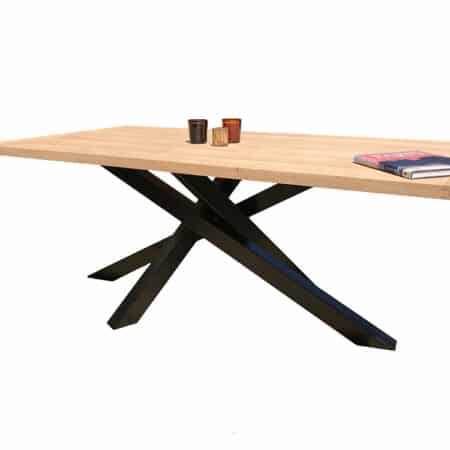 Table à manger composée d'un plateau bois de chêne et d'un piétement acier.