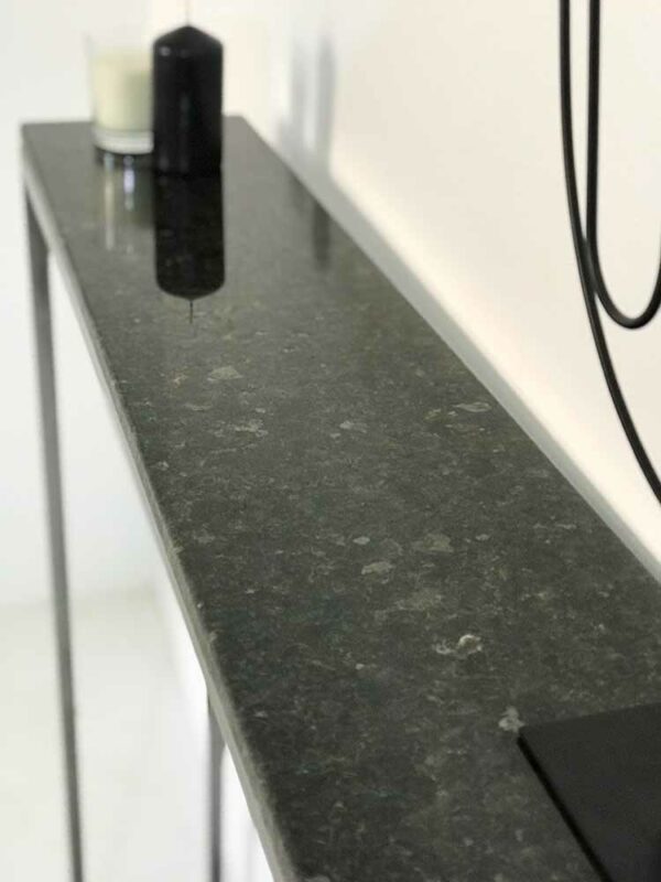 Détail du plateau de la console d'entrée ou de couloir en marbre granit noir.