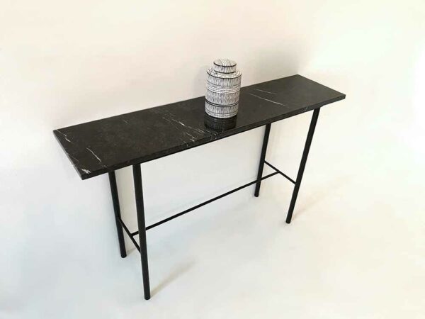 console marbre noir et pied en acier noir