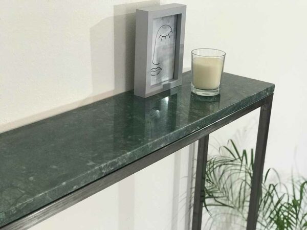 Détail du plateau en marbre vert de la petite console d'entrée étroite.