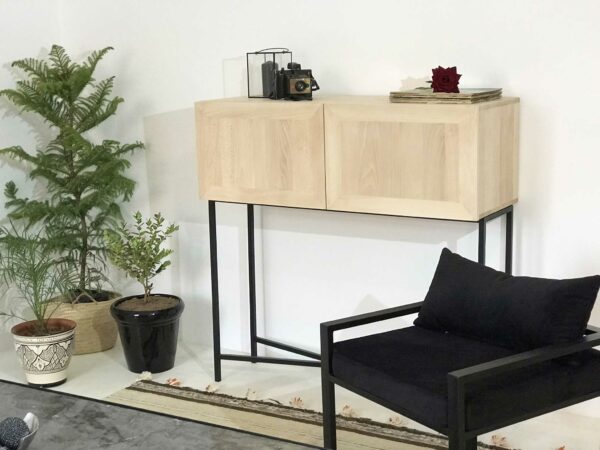 buffet haut avec 2 portes en chêne massif avec pied en métal original