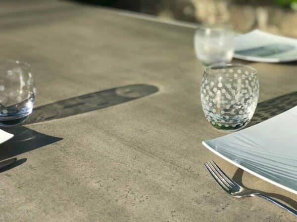 plateau céramique pour table à manger d'extérieur ou de jardin selon le design GREIGE