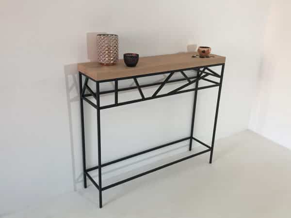 console meuble de designer à l'esthétique graphique élégante et originale, pied en métal noir et plateau en chêne massif Français naturel