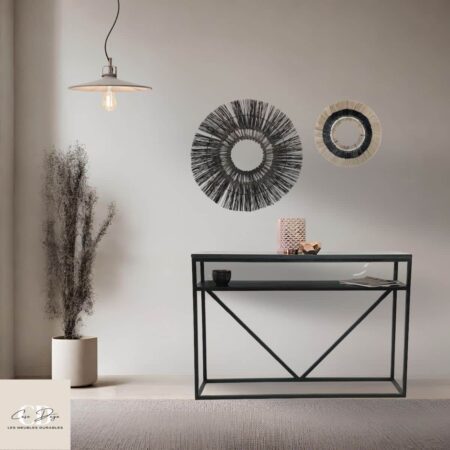 console d'entrée au design moderne avec plateau en marbre noir et étagère en métal noir. Pied en métal noir fabriqué d'un seul tenant.