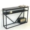 console moderne plateau en marbre et pied original en métal noir avec une étagère