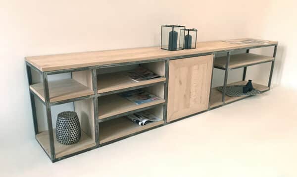 Meuble en bois massif de chêne et métal de fabrication Française. Agencement sur-mesure : portes en métal ou en bois, tiroirs, étagères et autres possibilités.