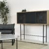 meuble de salon INTRECCIO, fabriqué en France de façon artisanale, est en chêne massif de qualité Premium et doté de 3 portes en métal ajouré avec motif design élégant.