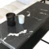 console avec plateau en marbre noir et blanc Marquinia et étagère en métal noir