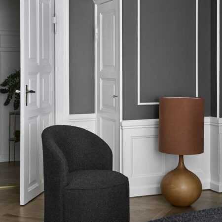 Fauteuil lounge LEAN, pour salle d'attente ou salon, structure chêne massif  huilé ou teinté noir, assise cuir avec coussin.