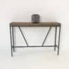 console d'entrée au design industriel chic dotée d'un plateau en chêne massif grisé et piétement en métal laqué original