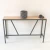 console design bois métal avec plateau en chêne massif et pied original en H dont 2 barres obliques sont reliées au dessous du plateau