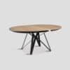 Table à manger ronde extensible avec une rallonge en chêne déployée.