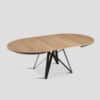 Table à manger extensible avec les 2 rallonge en chêne déployées pour permettre de passer à une longueur de 224 cm.