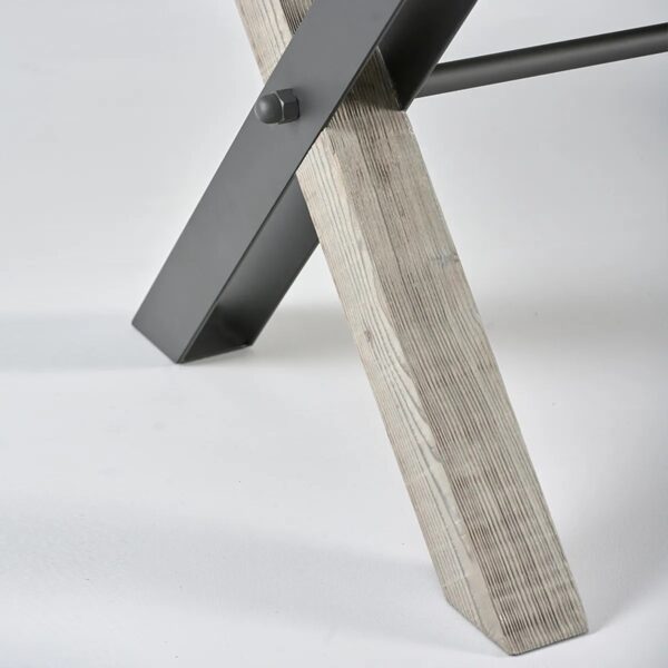 Détail du pied en forme de Croix alliant bois et métal, finition foncée gris Forest.